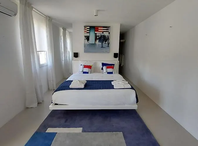 Croissant De Lune Bed & Breakfast 4*